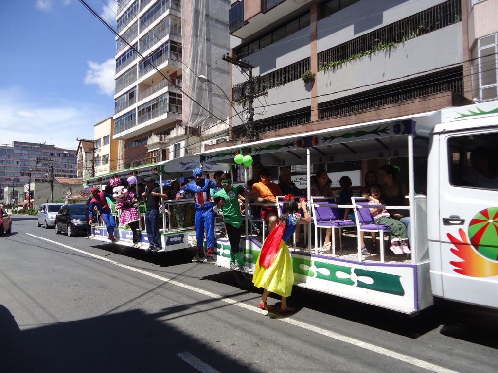 Turistas curtindo o Trem da Alegria, na Feirarte