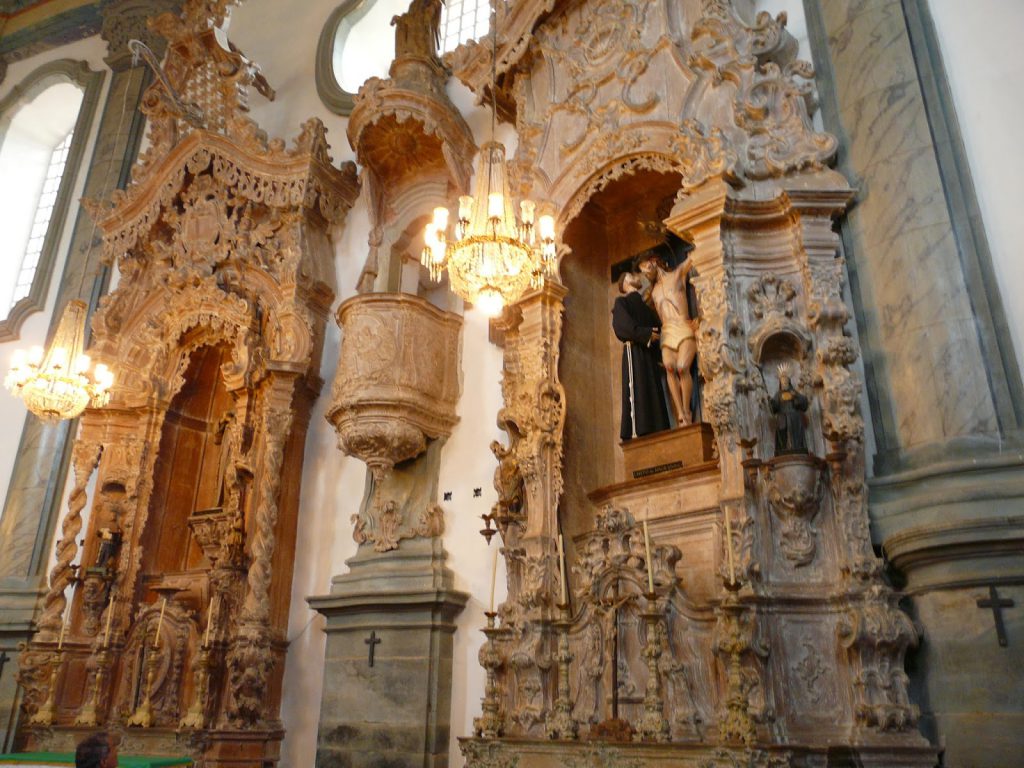 Interior da Igreja São Francisco de Assis, todo esculpido em pedra sabão.