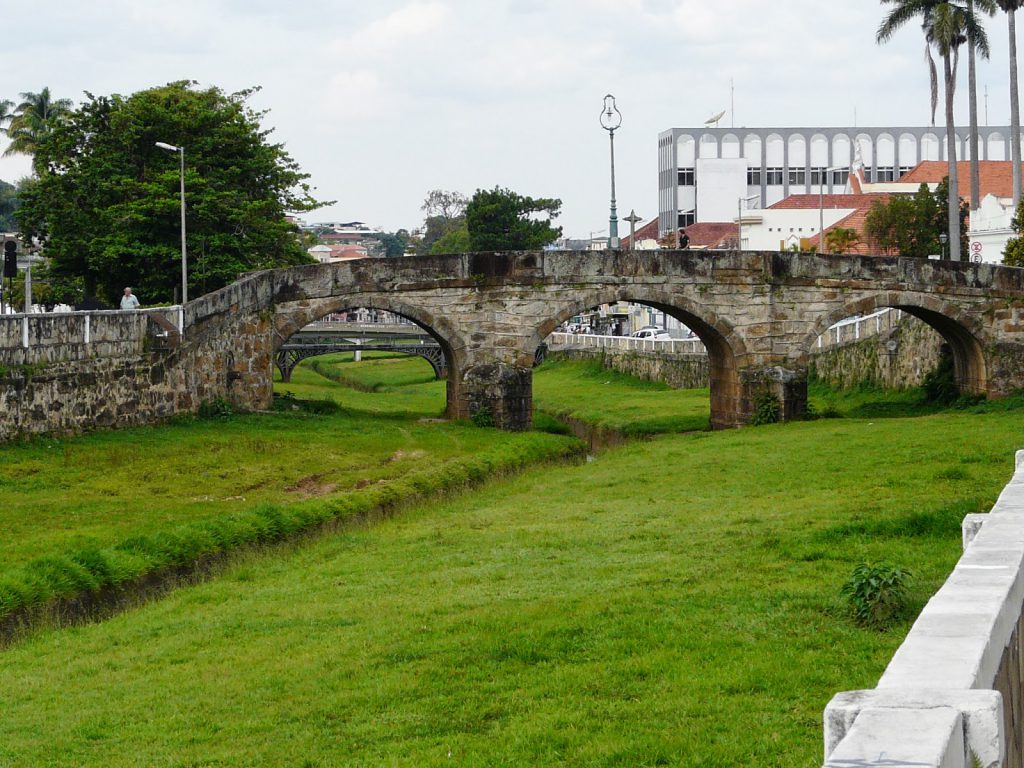 Ponte de pedra que liga os dois lados da cidade