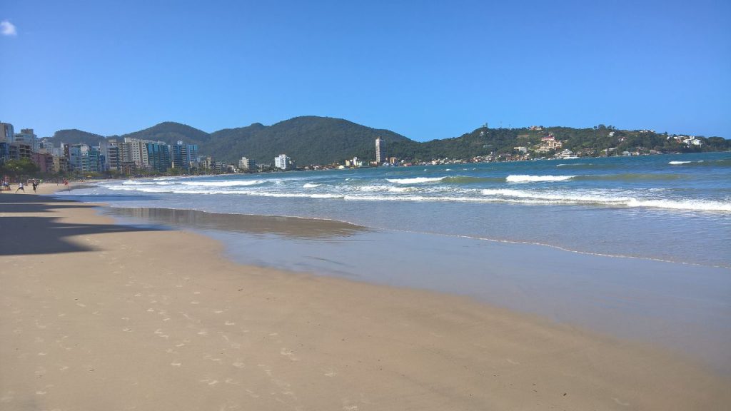 Mais um ângulo da Praia Central em Itapema