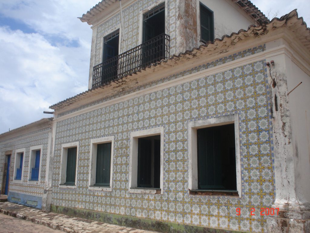 Azulejos portugueses pelas casas de Alcântara, Maranhão