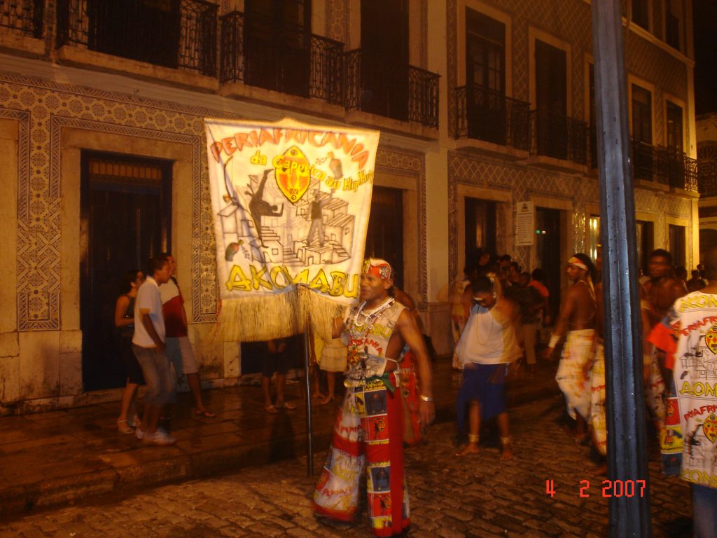 Grupo de dança de Tambor de Crioula pelas ruas de São Luís