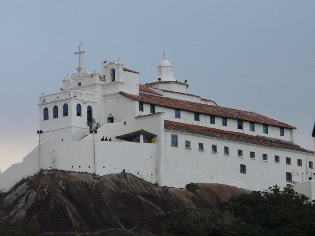 O penhasco onde fica o convento