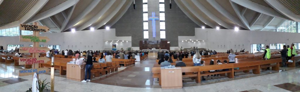 Santuário de Santa Paulina durante missa dominical.