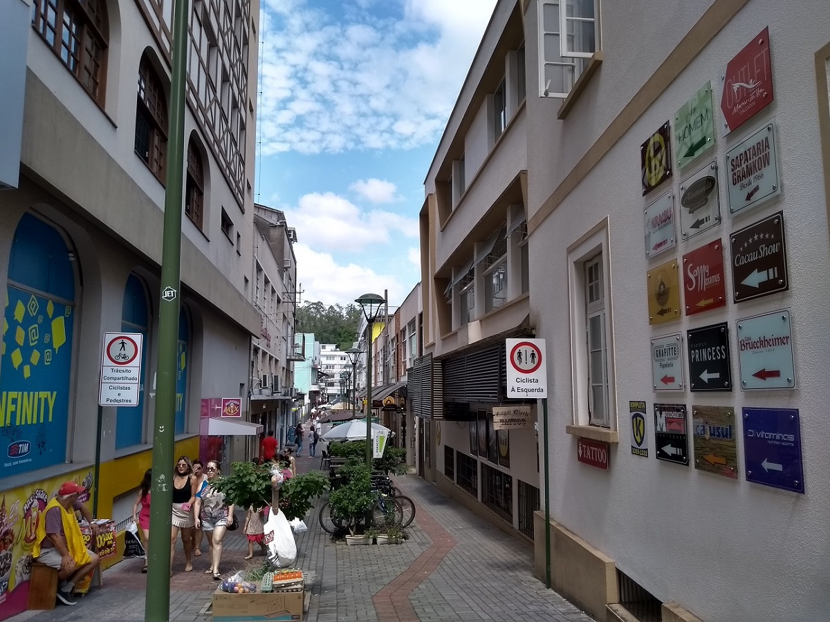 Rua XV de Novembro - Calçadão Brueckheimer, inaugurado em 2016. Rua XV de Novembro Blumenau