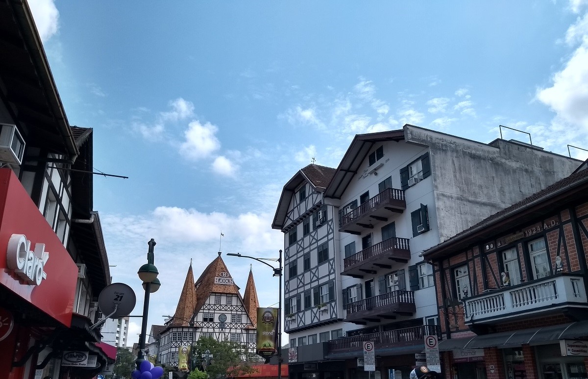 Rua XV de Novembro, com seu famoso Castelinho ao fundo! Rua XV de Novembro Blumenau