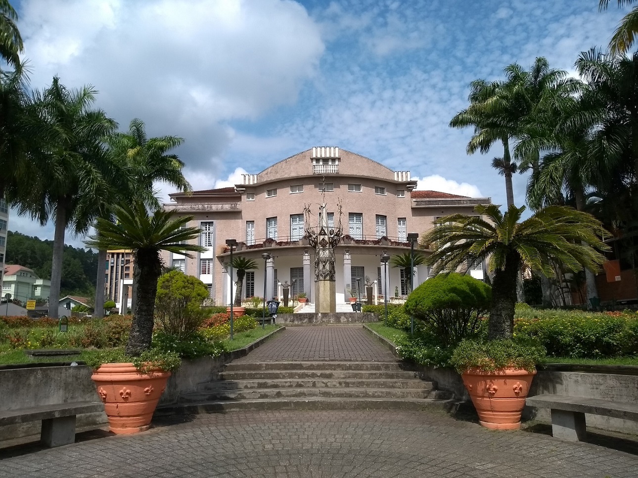 Rua XV de Novembro - Teatro Carlos Gomes, um dos únicos a ter um palco giratório no Brasil. Rua XV de Novembro Blumenau