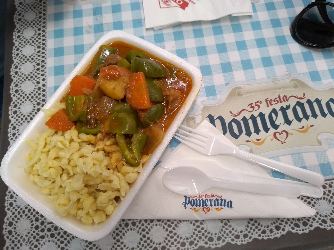 Esse prato típico se chama Späetzle com goulache. É uma massinha com ensopado de carne e verduras.... Amo!!