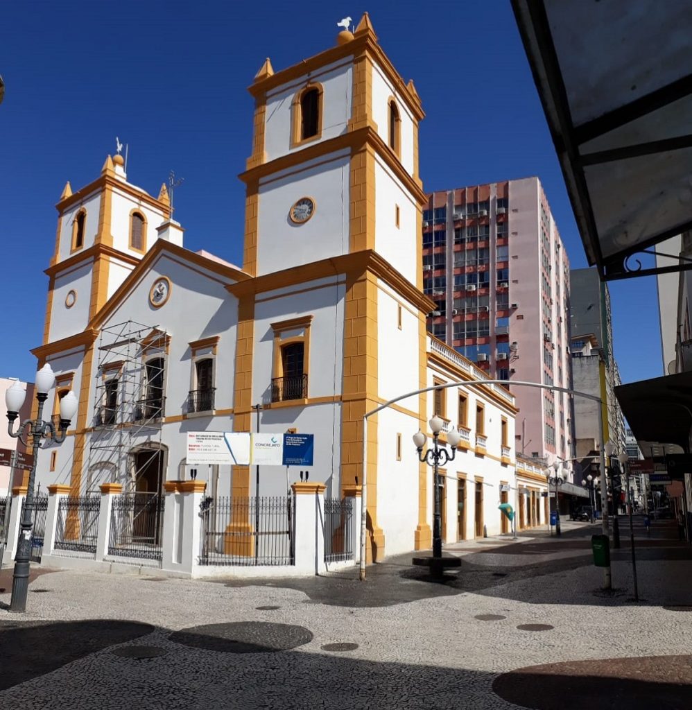 Igreja de São Francisco de Assis, fica entre as ruas Felipe Schmidt e Deodoro.