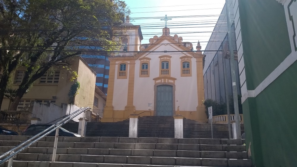 No alto da escadaria do Rosário, fica a Igreja do Rosário e São Benedito.