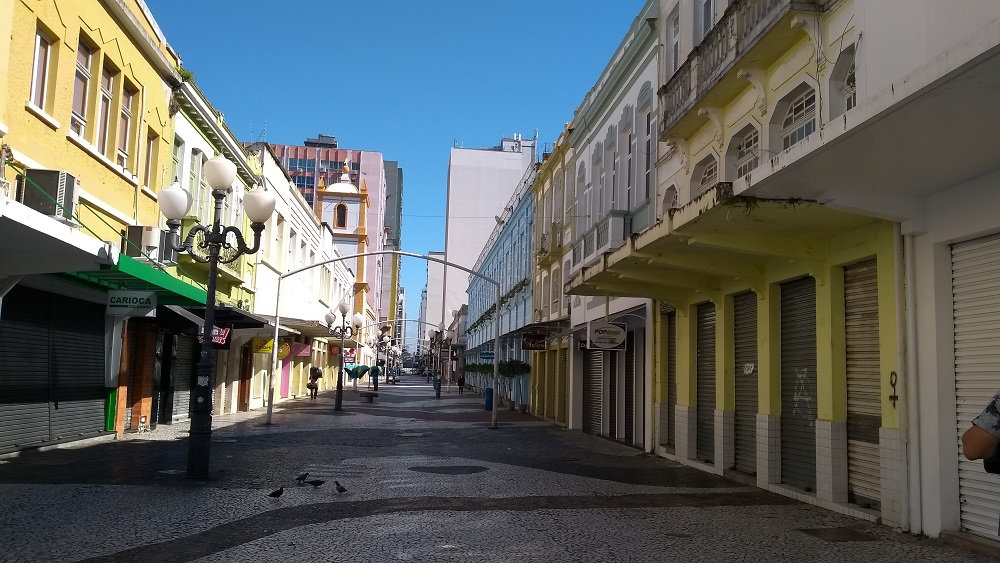 Calçadão no centro de Florianópolis, área de comércio.