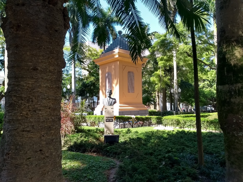 Na Praça XV, bustos em homenagem a personalidades de Santa Catarina