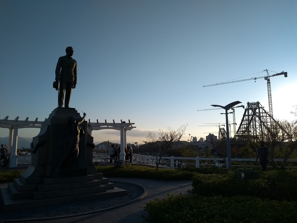 Praça Hercílio Luz e ao fundo a ponte que leva seu nome.