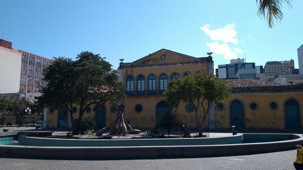 Largo da Alfândega, com seu monumento em homenagem as rendeiras de bilro.