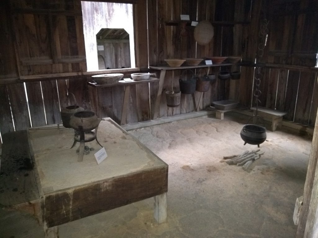Cozinha de chão batido, típica do século XIX.