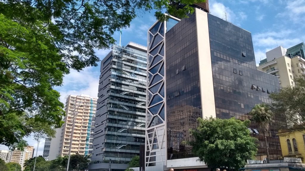 Avenida Paulista e seus prédios com centros culturais